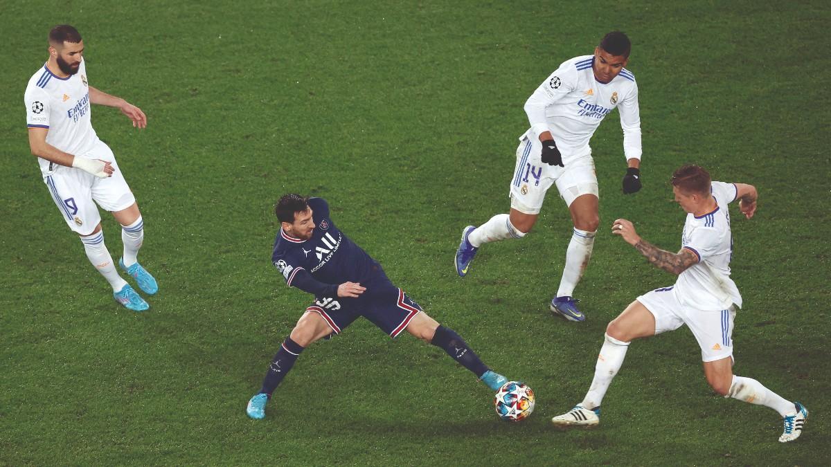 Leo Messi, rodeado de rivales