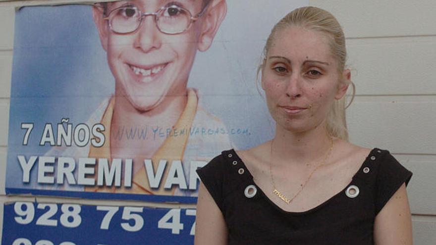 Ithaisa Suarez, madre de Yeremi Vargas, el niño desparecido en Vecindario, junto a uno de los carteles de su hijo.