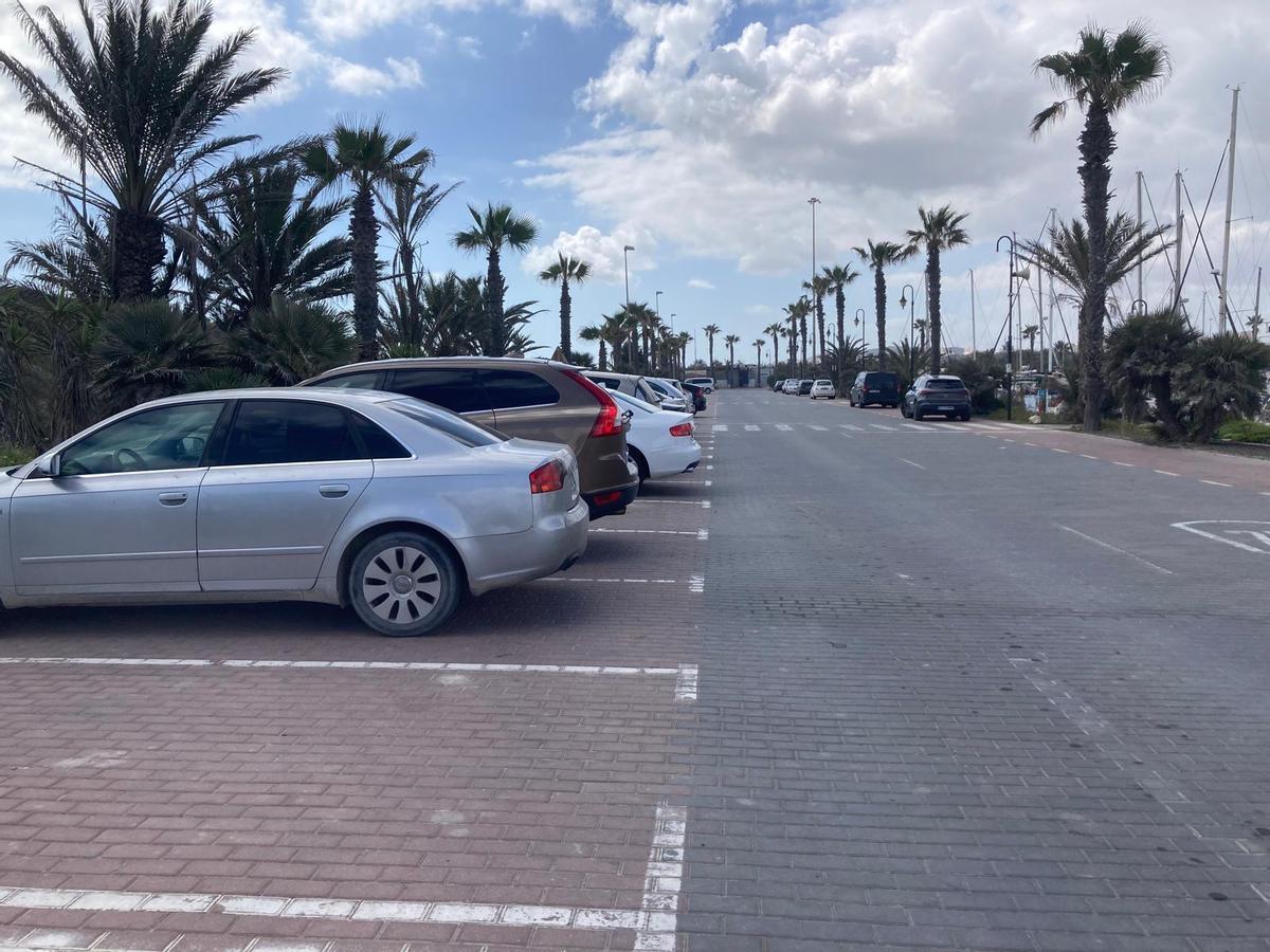 Aparcamiento del puerto deportivo de Guardamar del Segura