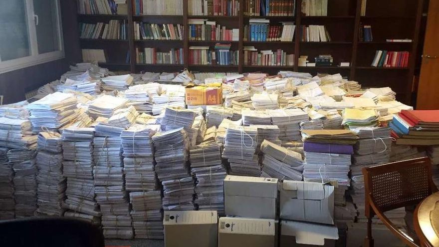 Expedientes viejos almacenados ayer en la biblioteca de la Fiscalía a la espera de ser destruidos. // R. V.