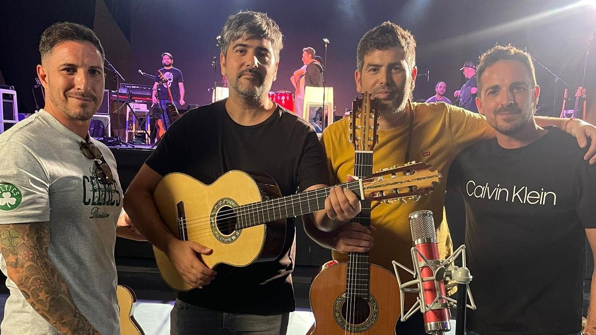 Los hermanos Broseta con los Muñoz, que presumen de nuevas guitarras