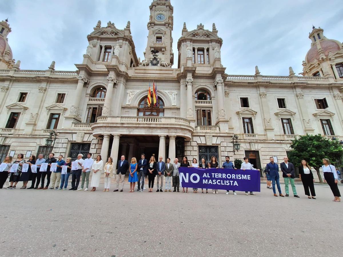 Los grupos políticos en la concentración de esta mañana en el Ayuntamiento de València por los últimos casos de violencia machistas
