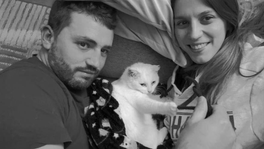 El ingeniero vigués David Usera y la médico Marta Rodríguez, en casa con su gato de acogida.