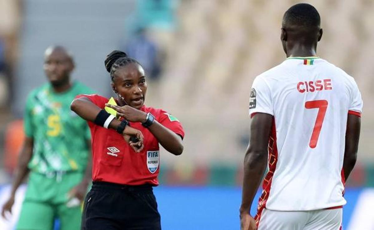 Salima Mukasanga amonestá a Cissé en la Copa África.