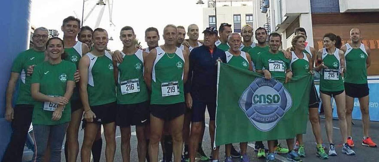 El equipo olayista, a punto de tomar la salida en la carrera Club Natación Santa Olaya-Grupo Covadonga.