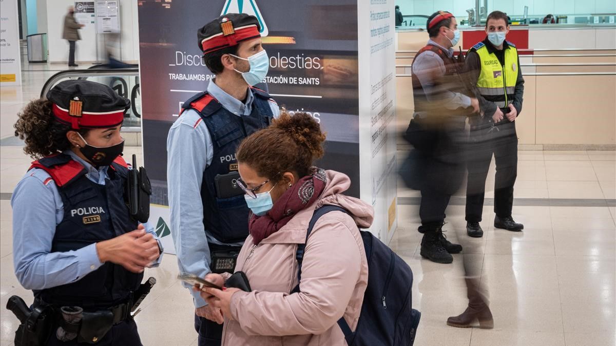 Barcelona 07 01 2021 Sociedad Control de pasajeros en estacion de Sants  AUTOR  Manu Mitru