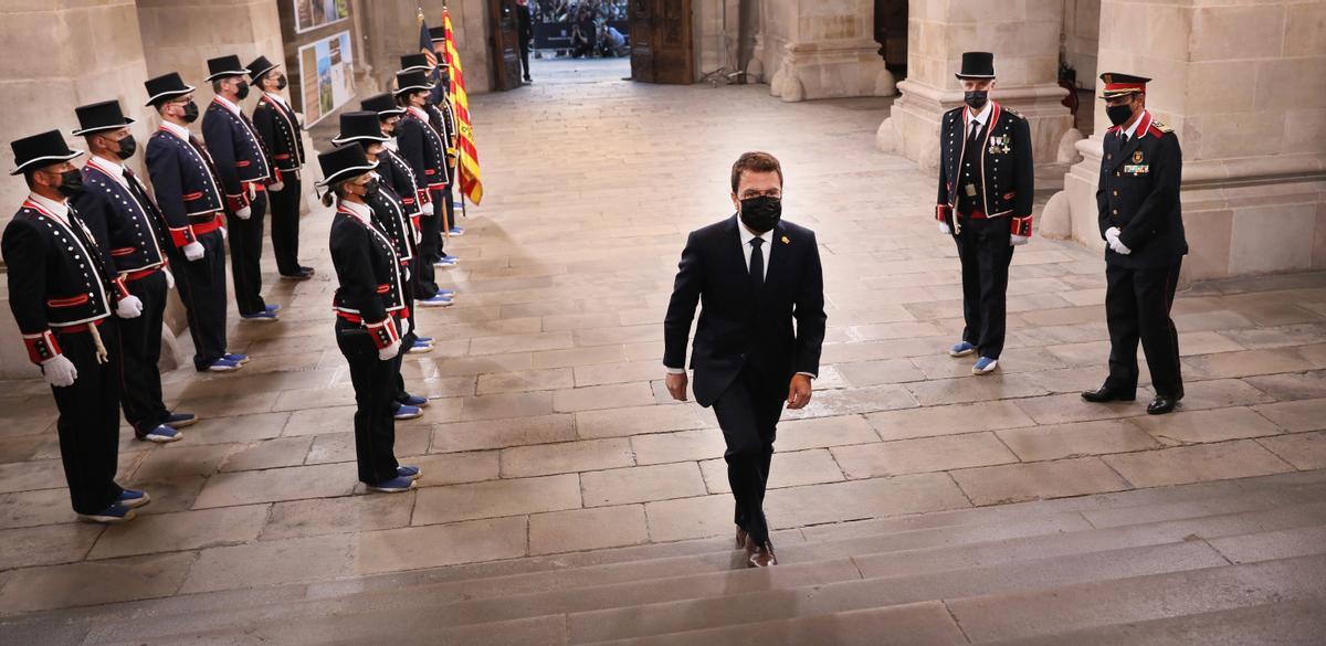 Toma de posesión de Pere Aragonès, el 24 de mayo del 2021. En la imagen, el ’president’ entra al Palau ante la guardia de Mossos de gala.