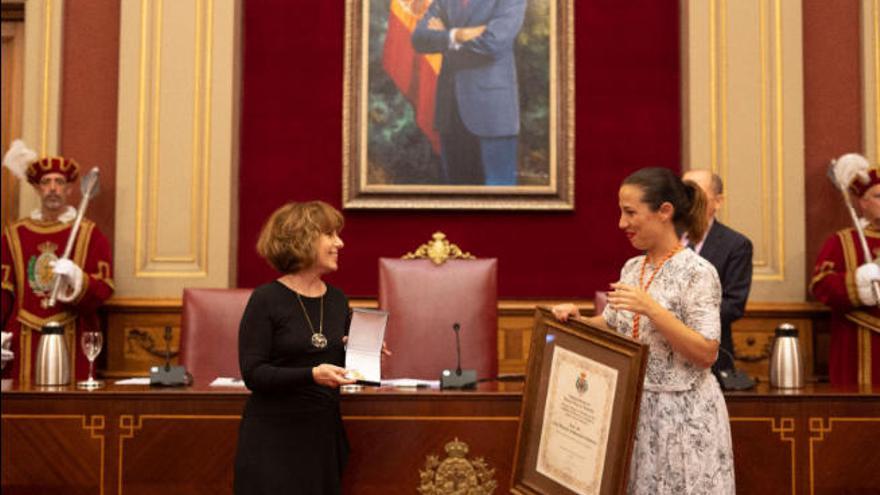 María Luisa Bajo recibe el premio de manos de Patricia Hernández.