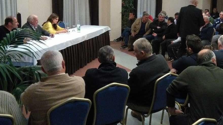 Regantes del canal de San José durante una asamblea celebrada en Toro.