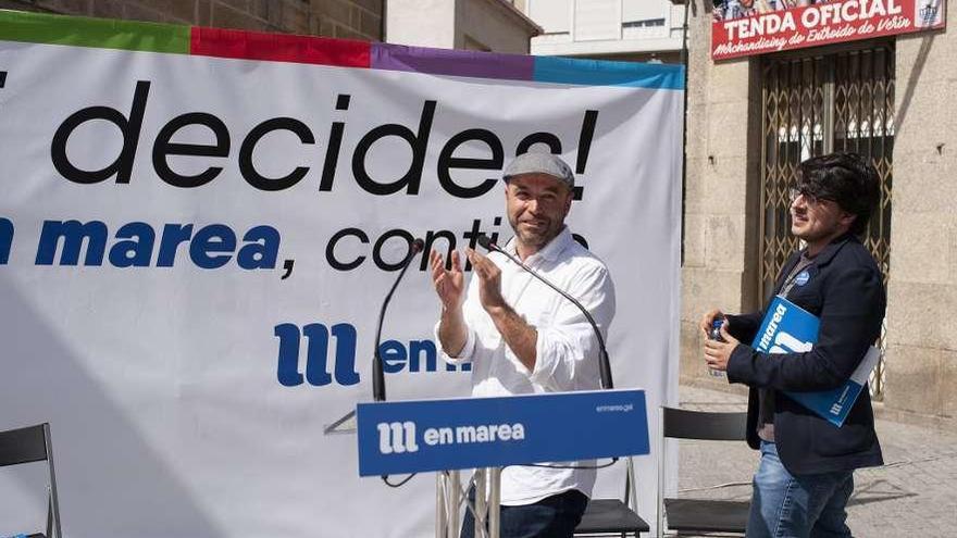 Luís Villares -centro- e Iván Olmos, ayer en el mitin de En Marea ayer en Verín. // Brais Lorenzo