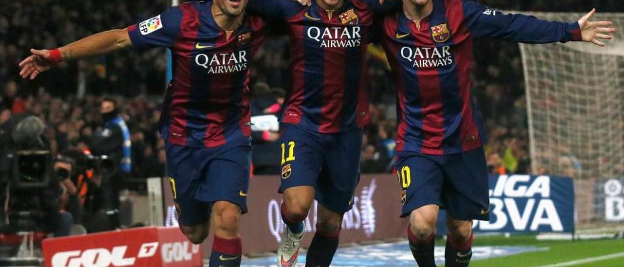 Luis Suárez, Neymar y Messi celebran uno de los 134 goles que han logrado entre los tres a lo largo de 2015.