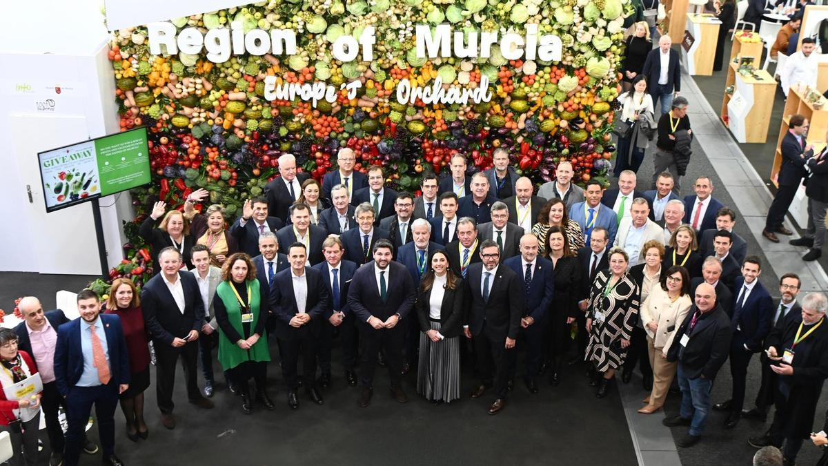 Foto de familia de la delegación murciana en la feria alemana de frutas y verduras.