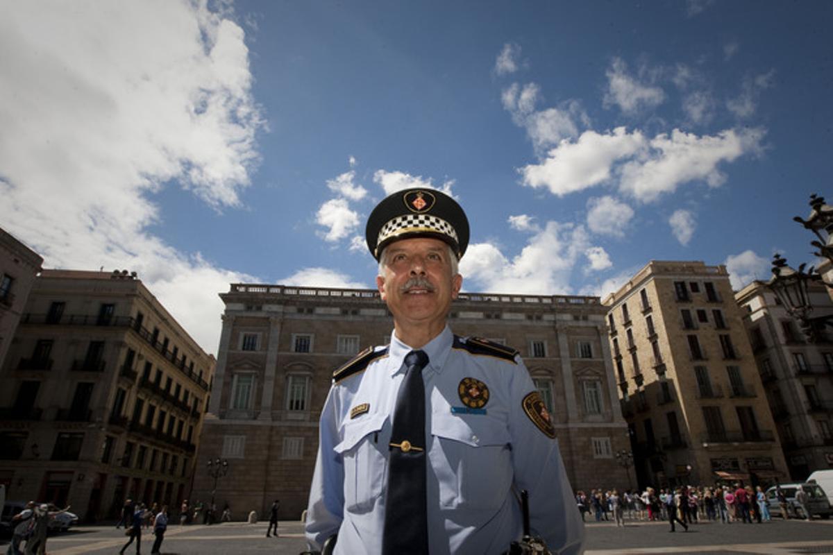 L’agent Ángel Villalta, a la plaça de Sant Jaume, el seu punt de treball habitual. L’agent Ángel Villalta, a la plaça de Sant Jaume, el seu punt de treball habitual.