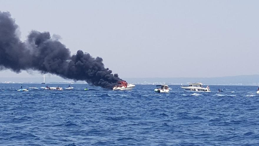 Yacht geht vor Mallorca in Flammen auf