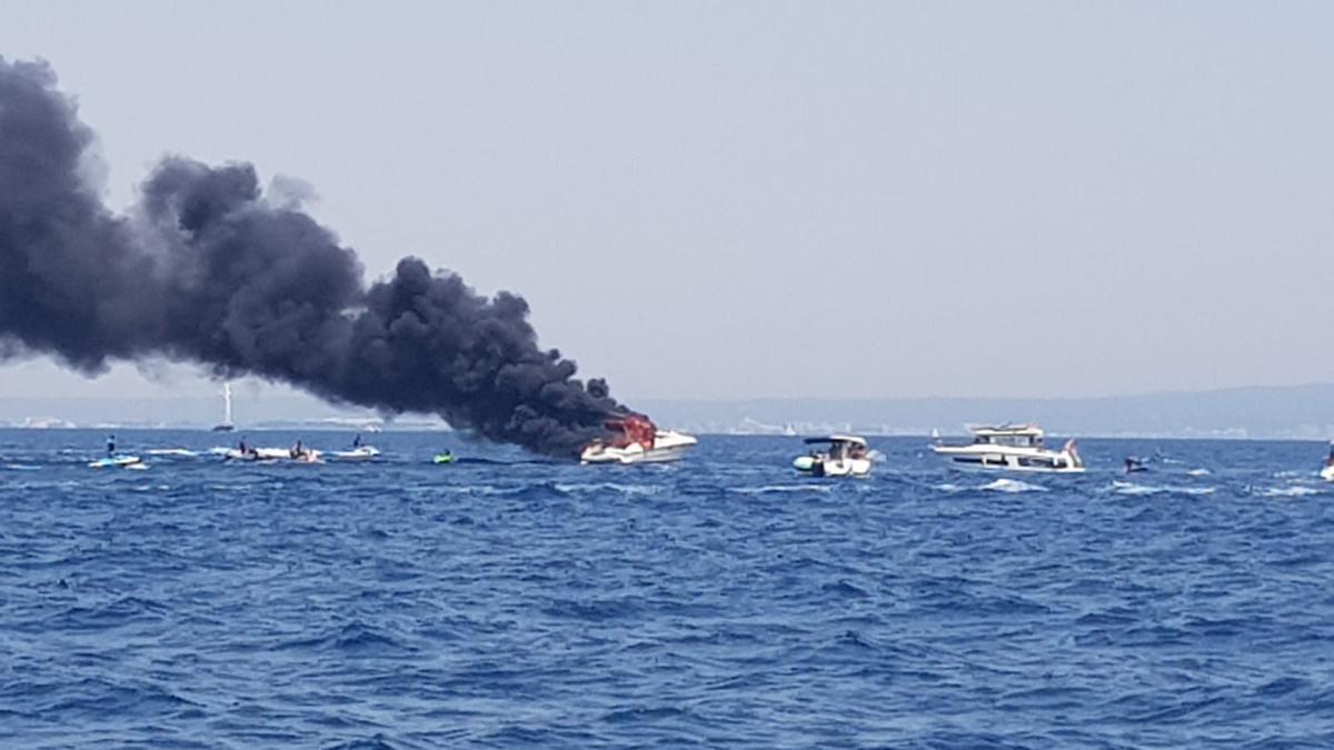 Das Boot ging vor der Küste von Calvià in Flammen auf.