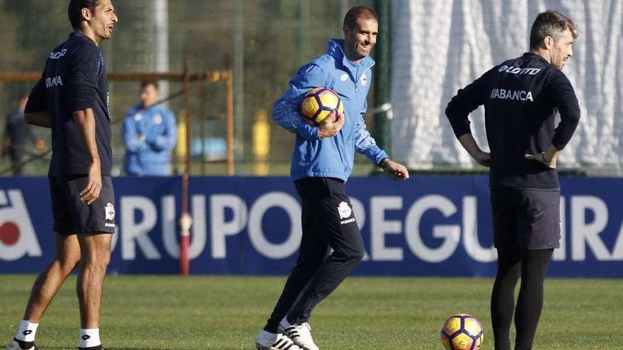 Gaizka Garitano, junto a Borges y Luisinho, durante un entrenamiento en la ciudad deportiva de Abegondo.