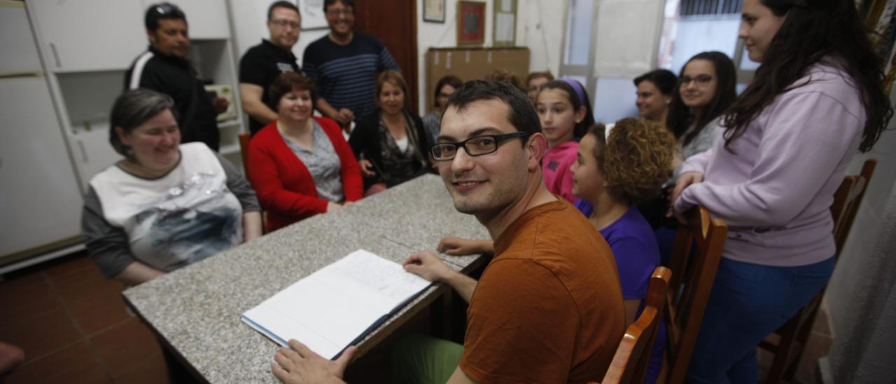 Esteban Gual, en fotografía de archivo en una reunión con miembros de su gaiata.