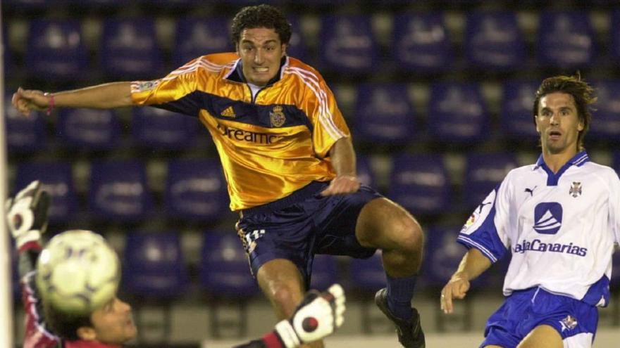 Scaloni anotó ante Iglesias y Paz el primer gol del Tenerife 3-2 Dépor en Copa en el 2001. |  // VÍCTOR ECHAVE