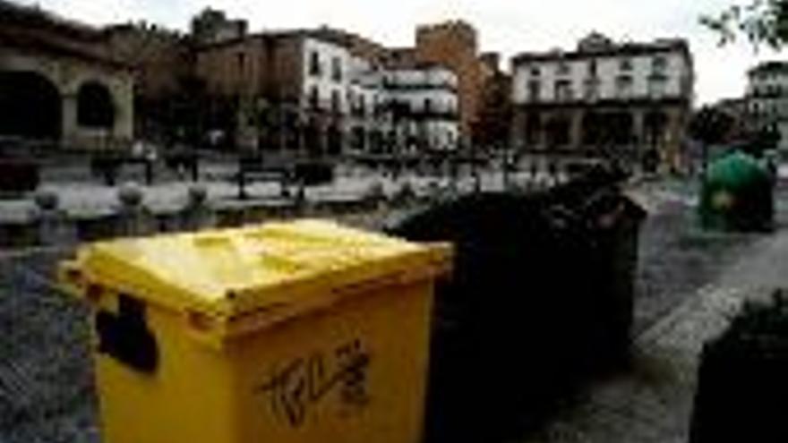 QUEJAS POR LA MALA IMAGEN Y EL OLOR DE LA BASURA EN LA PLAZA