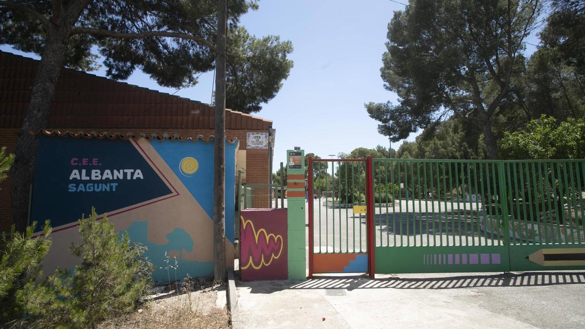 Entrada al centro educativo.