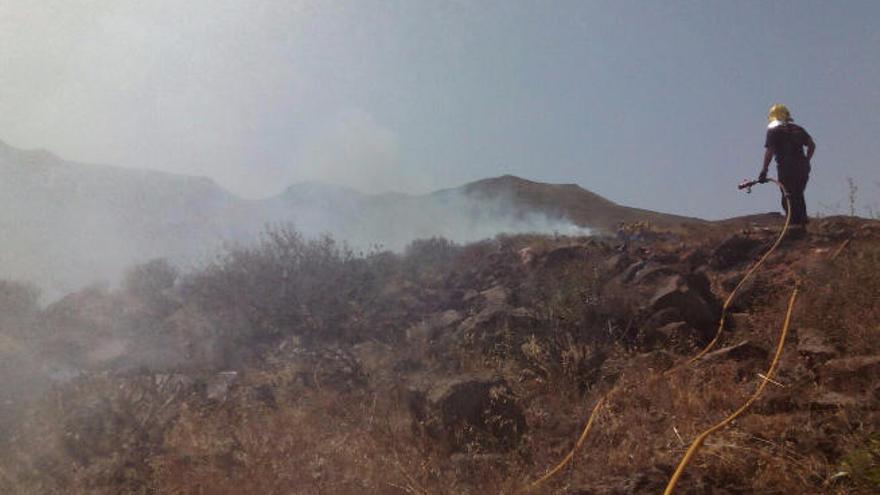 Un bombero del Consorcio, en el incendio de Temisas, ayer por la tarde.