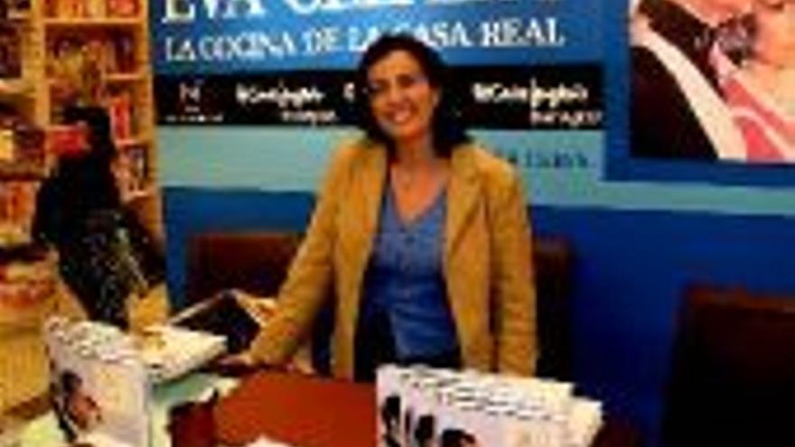 La periodista Eva Celada firma su libro ´La Cocina de la Casa Real´ en El Corte Inglés