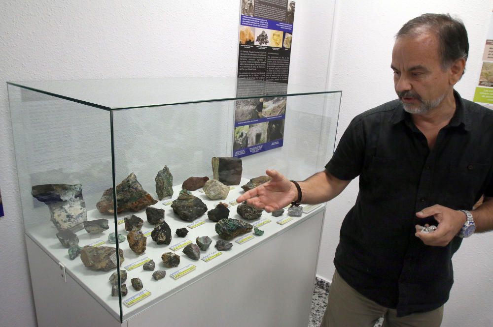 Más de 1.500 ejemplares entre gemas, minerales, óxidos y fósiles pueden apreciarse dentro del museo de la calle Bailén