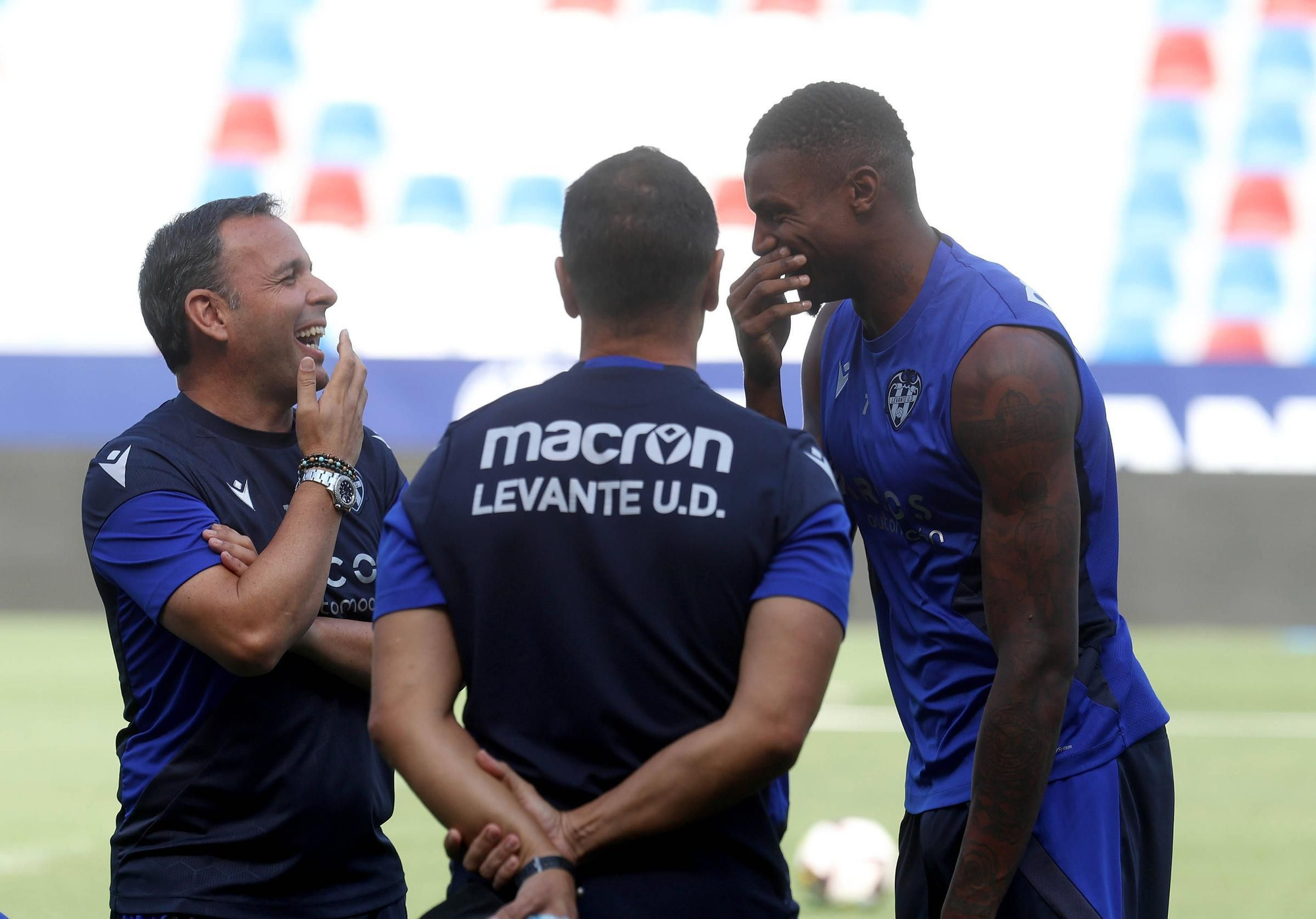 Ambiente de Primera en el entrenamiento a puertas abiertas