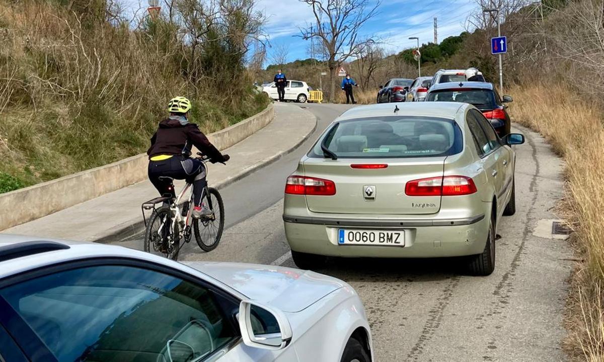 Controls policials a l’accés a la carretera de les Aigües de Collserola