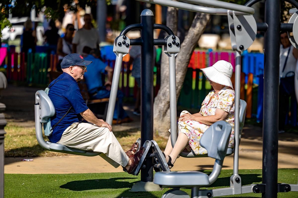 Dos personas mayores hacen ejercicio en un parque de Benidorm.