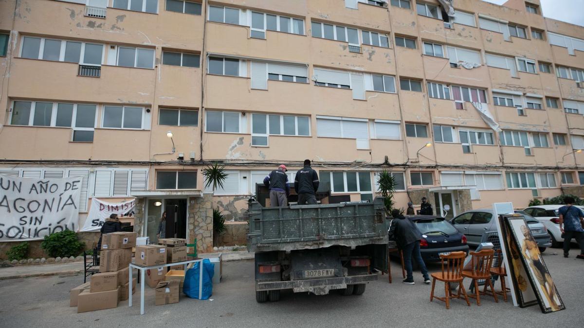 El pasado viernes se desalojaron las tres escaleras del bloque A del Don Pepe que seguían habitadas. | V.MARÍ