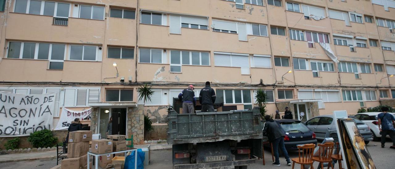 El pasado viernes se desalojaron las tres escaleras del bloque A del Don Pepe que seguían habitadas. | V.MARÍ