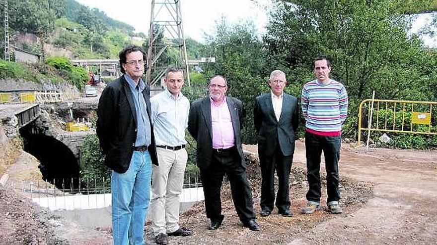 Por la izquierda, Cosme García, Gil Villoria, Tino Venturo, Manuel Arrieta y Álvaro González (de la empresa Tableros y Puentes), en las obras de construcción del nuevo puente sobre el río Aboño, en Poago.