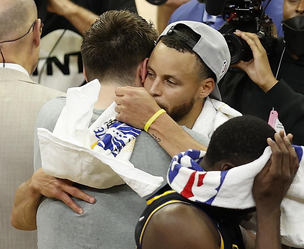 El abrazo entre Curry y Doncic