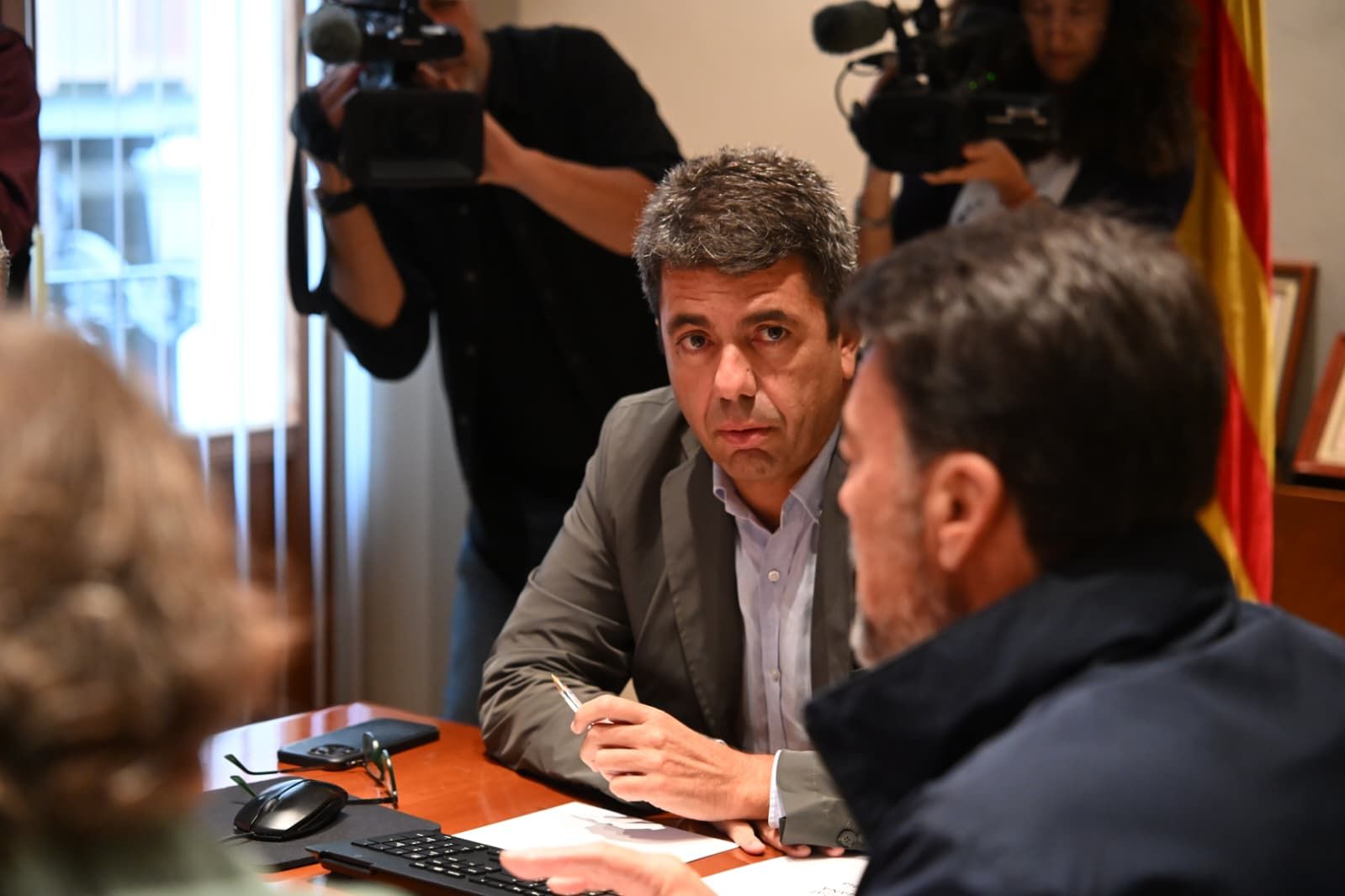 Carlos Mazón sigue desde Alicante la alerta roja por lluvias