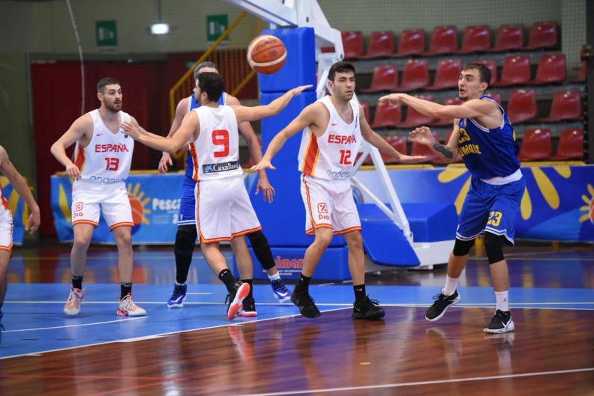 Eloy Poza, con el 12 en su camiseta, durante el partido contra Ucrania.  | // FDV