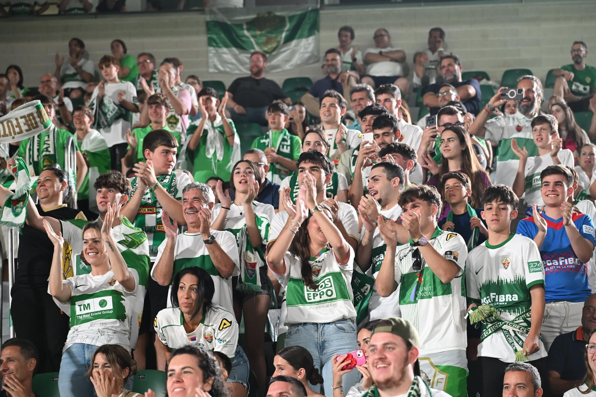 El Elche CF celebra el ascenso a Primera en el Martínez Valero