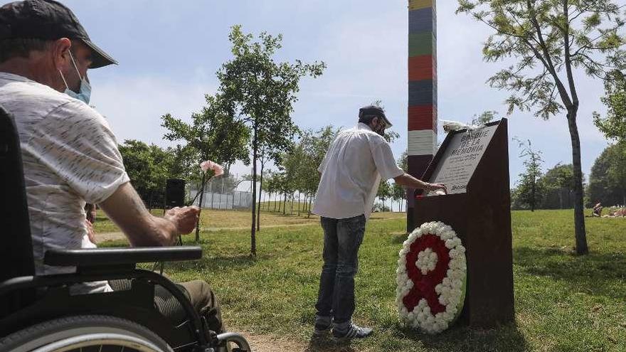 Un momento del homenaje a las víctimas del VIH, ayer en Gijón.