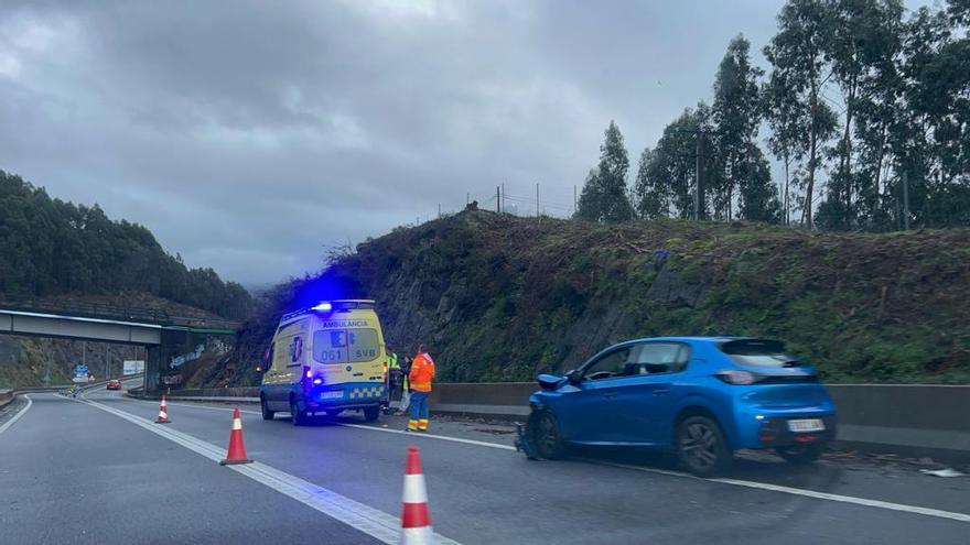 Un nuevo accidente en el enlace de la Autovía con la AP-9 pone en evidencia la seguridad del tramo