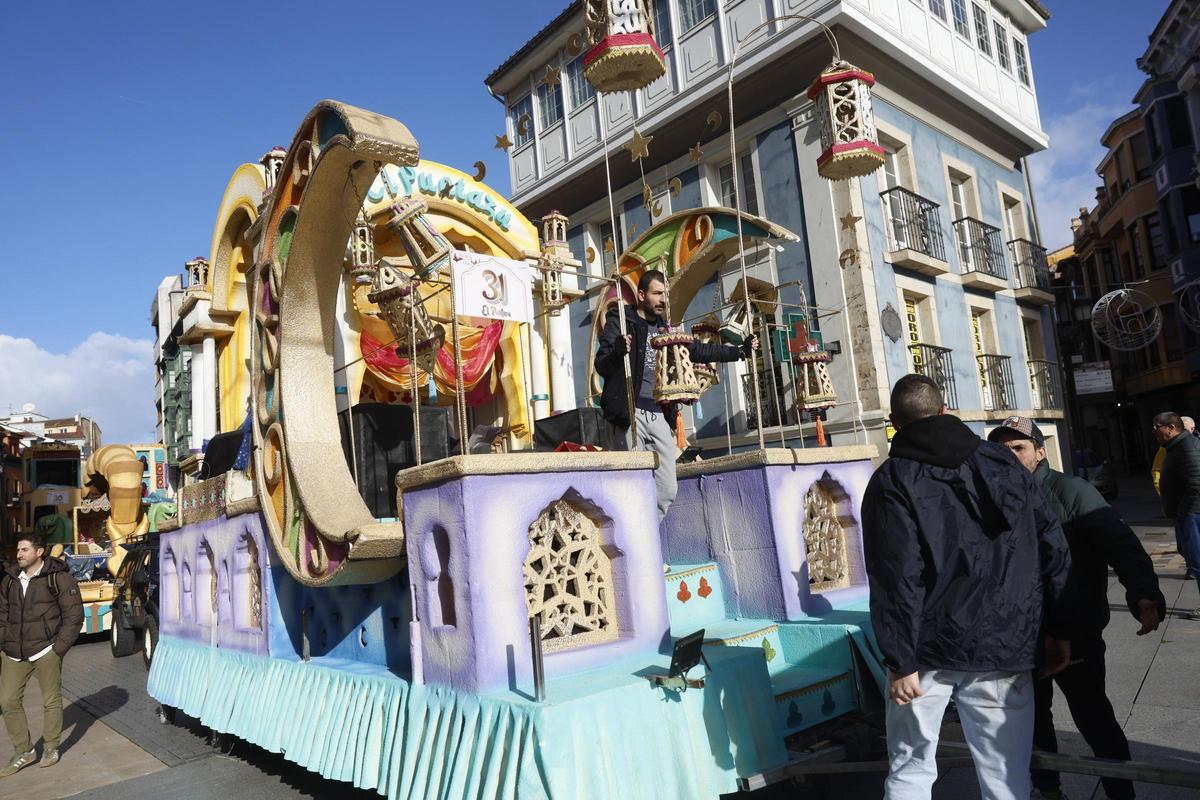 EN IMÁGENES: El 'ascenso' de los artilugios de Galiana llena las calles de Avilés