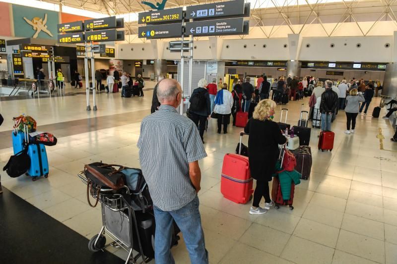 25-03-20  GRAN CANARIA. AEROPUERTO DE GRAN CANARIA. INGENIO TELDE. Ultimos turistas en salir y llegada de un vuelo desde Barcelona con tan solo once pasajeros. Efecto del Covid-19 en el Aeropuerto de Gran Canaria.  Fotos: Juan Castro.  | 25/03/2020 | Fotógrafo: Juan Carlos Castro