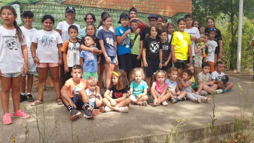 Medio centenar de niños participan en el encuentro de iniciación a la pesca organizado en Castrogonzalo