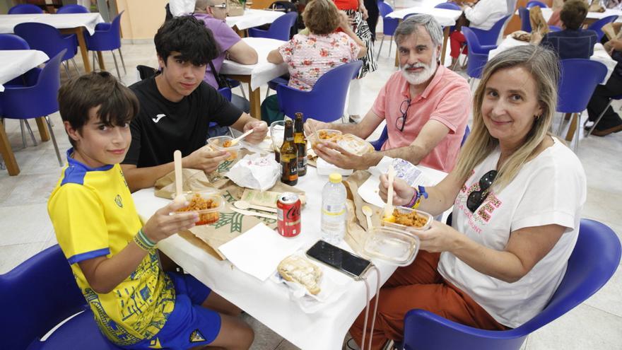 En imágenes: el chorizo del bollo del Centro Asturiano de Oviedo pasa el examen