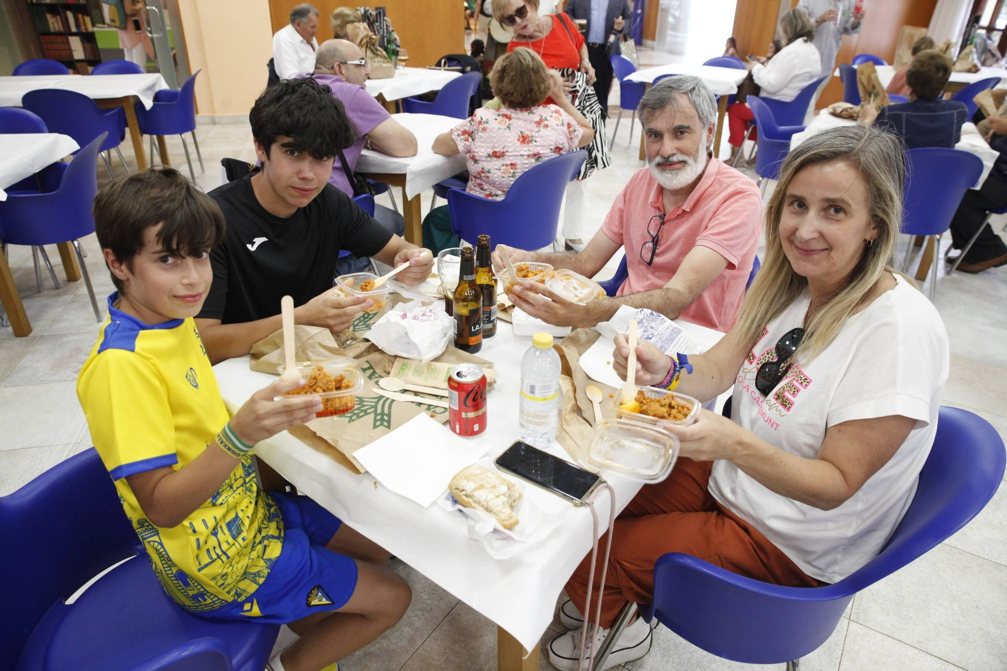 En imágenes: el chorizo del bollo del Centro Asturiano de Oviedo pasa el examen