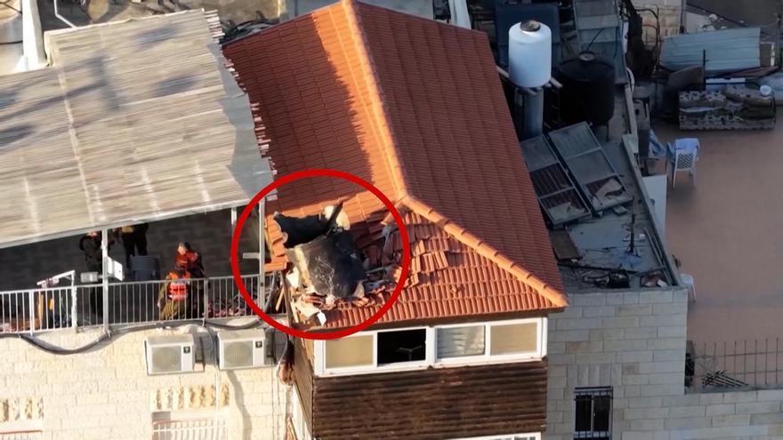 MISIL GUERRA ISRAEL IRÁN | Restos de un misil iraní quedan incrustados en el tejado de un edificio en Jerusalén