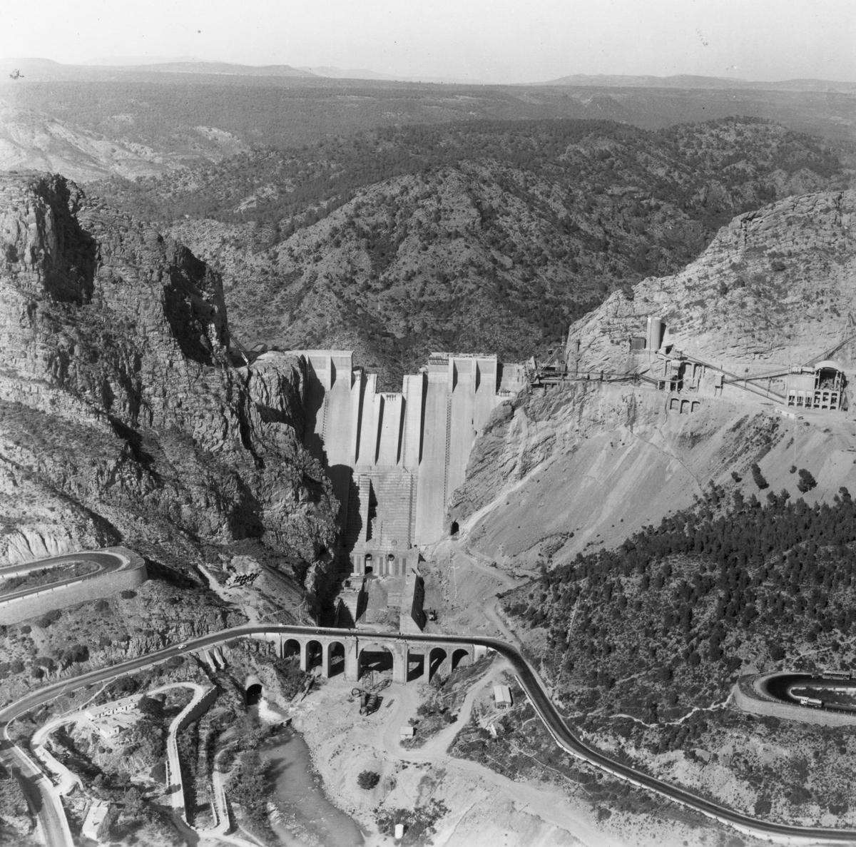 Presa de Contreras en construcción