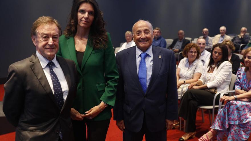 Bernardo González, Laura Galguera y José Blásquiz, ayer, en el Club Prensa Asturiana. | Luisma Murias