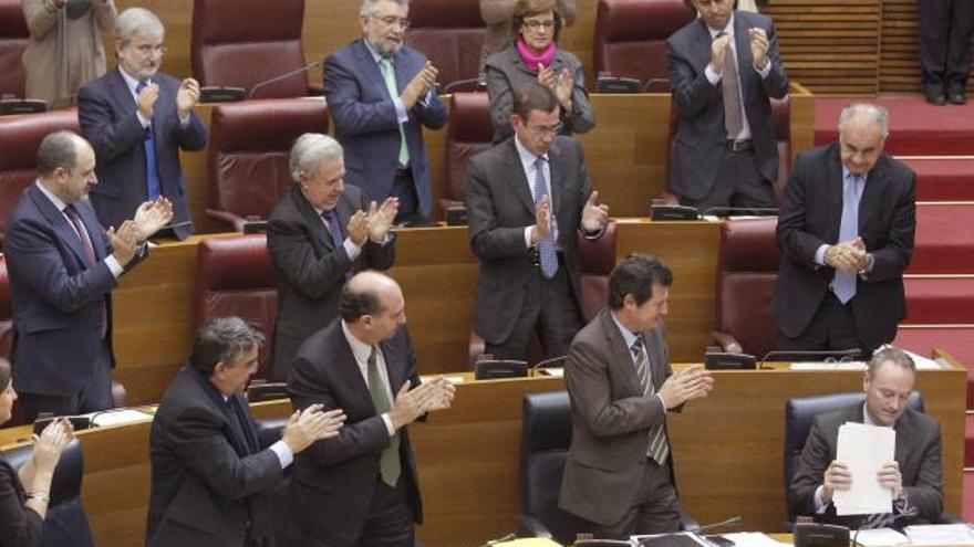 El president de la Generalitat, Alberto Fabra, es ovacionado por los miembros de su grupo en las Corts.