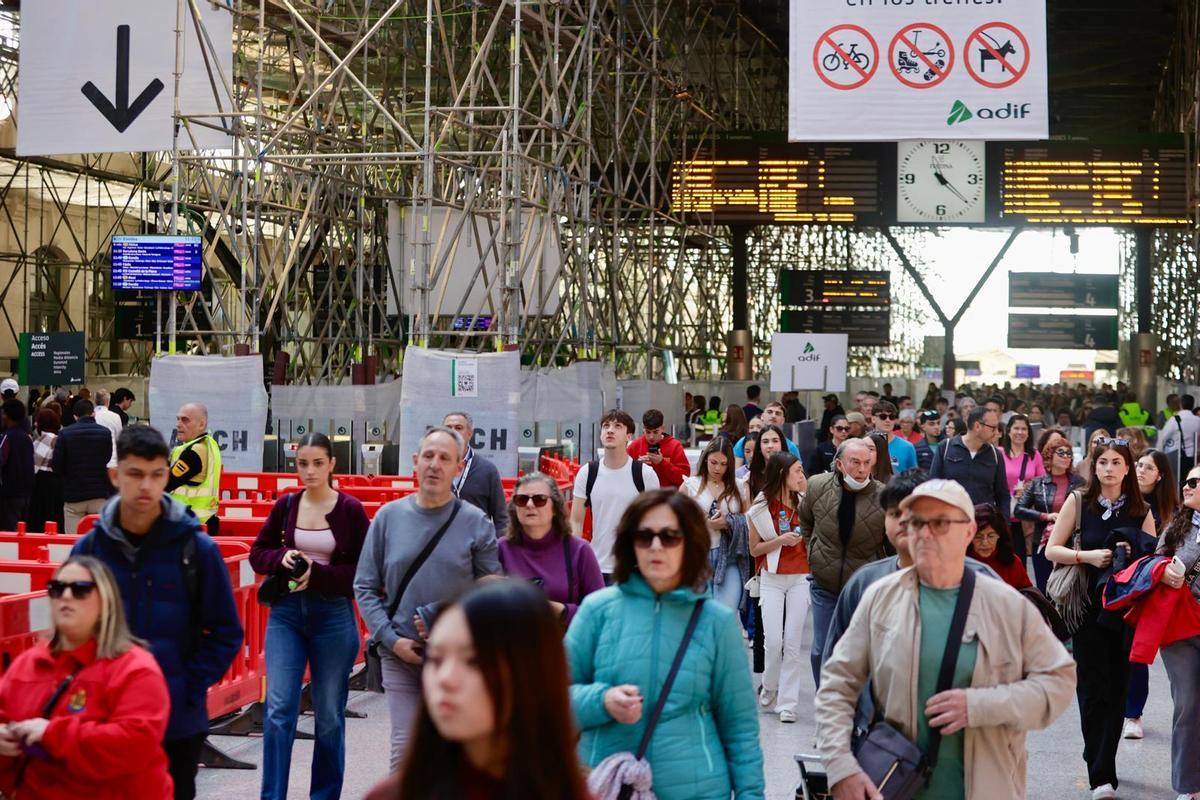 Miles de pasajeros llegan a la estación del Norte desde Gandia y Xàtiva antes del cierre por la mascletà