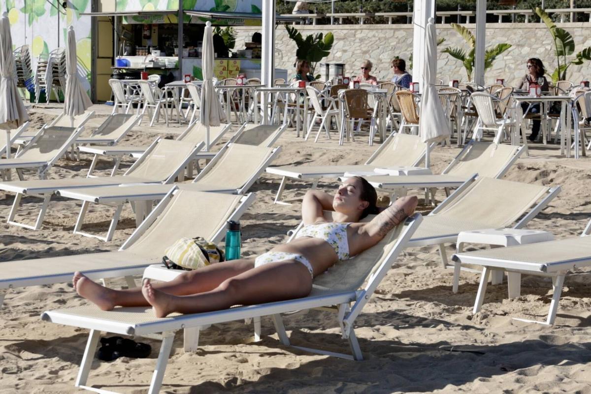 Barceloneses acuden a la playa por las altas temperaturas de noviembre